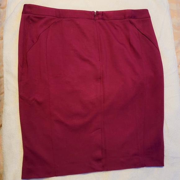Maroon knee-length pencil skirt, for work or going out, size 20, Lane Bryant - Picture 8 of 8